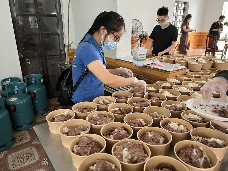 Hơn 100 suất phở bò được các tình nguyện viên chuẩn bị mang tới những bệnh nhân.