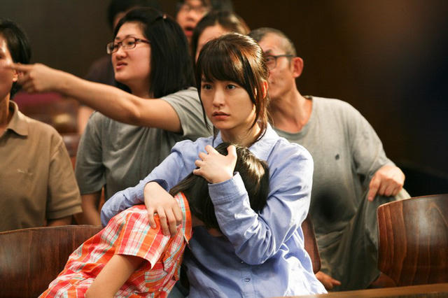 Thầy giáo Kang In-ho đã cùng với một nhà hoạt động xã hội đưa sự việc ra ánh sáng, dù vậy, mọi việc không hề đơn giản...