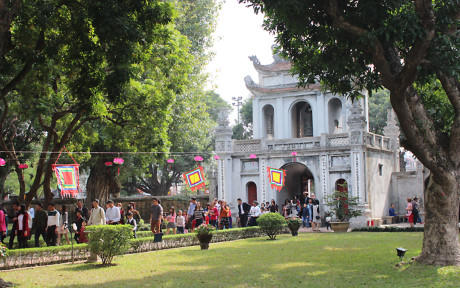 Những ngày đầu năm mới, hàng ngàn người đổ về Văn Miếu - Quốc Tử Giám để tham quan, thắp hương và xin chữ cầu may.