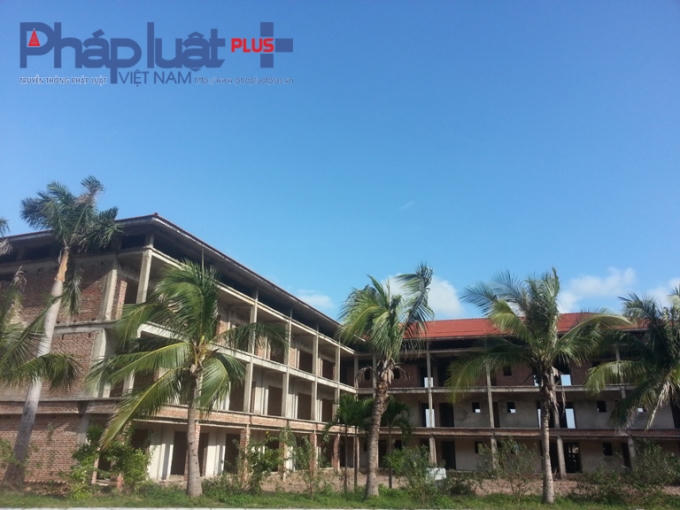 Những ng&ocirc;i nh&agrave; hoang lạnh nằm ngay tr&ecirc;n lối v&agrave;o trung t&acirc;m đảo Tuần ch&acirc;u.