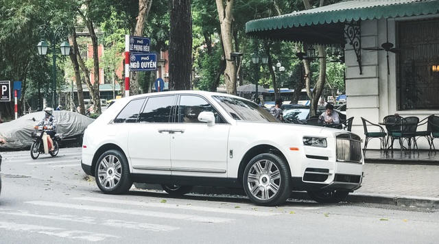 Chiếc Rolls-Royce Cullinan được bắt gặp tại Hà Nội