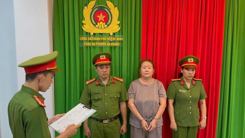 Cơ quan CSĐT Công an TP Hồ Chí Minh tống đạt các thủ tục tố tụng đối với Đỗ Hồng Trinh.