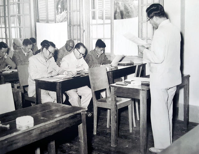 Từ giữa năm 1957, theo quyết định của Bộ Chính trị và Chủ tịch Hồ Chí Minh, đồng chí Lê Duẩn ra Hà Nội nhận nhiệm vụ mới. Ảnh: đồng chí Lê Duẩn đọc báo cáo tại Hội nghị Ban Chấp hành Trung ương Đảng Lao động Việt Nam lần thứ 14 (khóa II) - Hà Nội, ngày 10/11/1958.