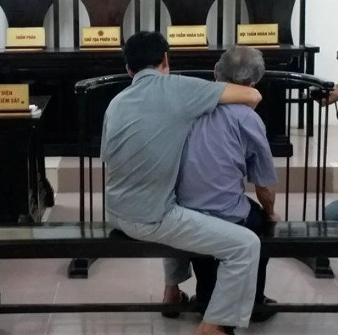 Bị cáo xuất hiện trong tình trang ốm yếu, phải có người nhà dìu vào phòng xét xử.