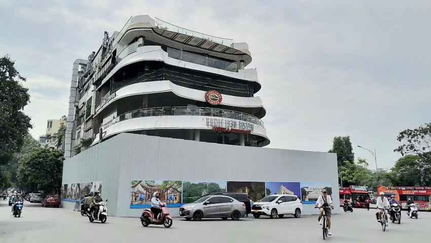 Trước đó, ngày 25/5, UBND quận Hoàn Kiếm đã phối hợp Tổng Công ty Vận tải Hà Nội triển khai lắp đặt hệ thống khung sắt và quây kín công trình "Hàm cá mập" để phục vụ dự án án cải tạo, chỉnh trang quảng trường Đông Kinh Nghĩa Thục. (Ảnh: N. Trường)