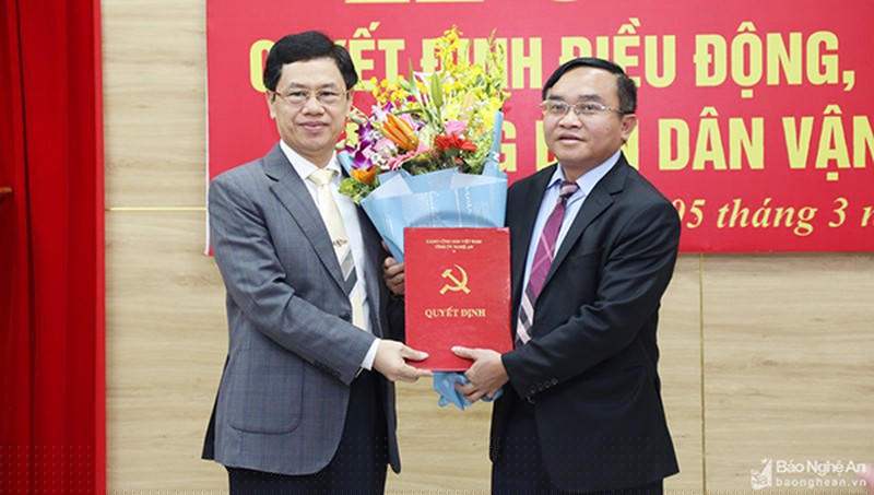 Chủ tịch HĐND tỉnh Nguyễn Xuân Sơn trao quyết định và tặng hoa chúc mừng tân Trưởng Ban Dân vận Tỉnh ủy (ảnh Quốc Sơn - Báo NA)