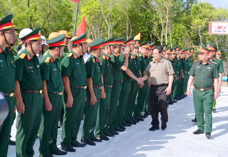 Thủ tướng Phạm Minh Chính kiểm tra tiến độ thi công các dự án hạ tầng chiến lược và thăm, động viên các đơn vị thi công trên công trường (Ảnh: Tâm Đông).