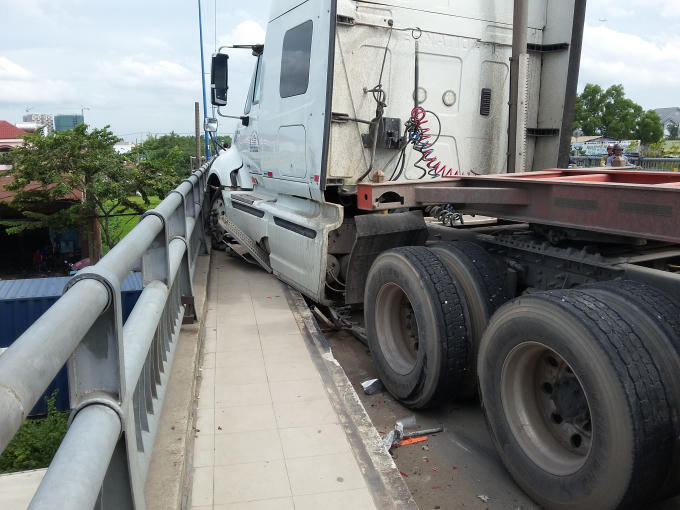 Chiếc container chỉ dừng lại khi tông vào thành cầu.