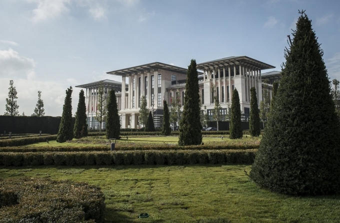 Trong cuộc đảo chính quân sự ngày 15/7 nhằm lật đổ chính quyền của ông Erdogan, phe đối lập cho rằng trong khi nền kinh tế đi vào ngõ cụt và chính quyền ngày càng trở nên độc đoán thì ông Erdogan lại có cuộc sống quá xa hoa và lãng phí. (Ảnh: Getty)
