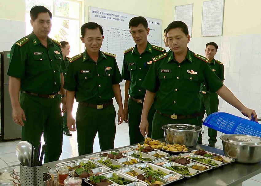 BĐBP tỉnh Long An đã tiến hành kiểm tra tại nhà ăn. Ảnh: Luận Quân
