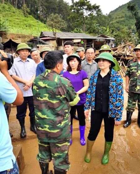 Bí thư Tỉnh ủy Yên Bái Phạm Thị Thanh Trà có mặt tại hiện trường để chỉ đạo.