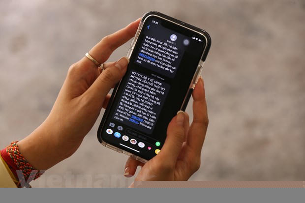 Nhà mạng phát thông báo khuyên người dân ở nhà trước mỗi cuộc gọi