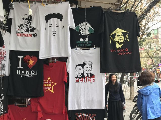 Những chiếc áo in hình Tổng thống Donald Trump và Chủ tịch Kim Jong-un được bày bán trên đường phố Hà Nội thu hút sự chú ý của du khách quốc tế.