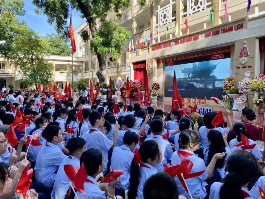 Nhà trường tổ chức cho các em học sinh xem và nghe ca khúc được phát trong bộ phim "Mưa đỏ" như tái hiện lại bản hùng ca oai hùng của dân tộc.