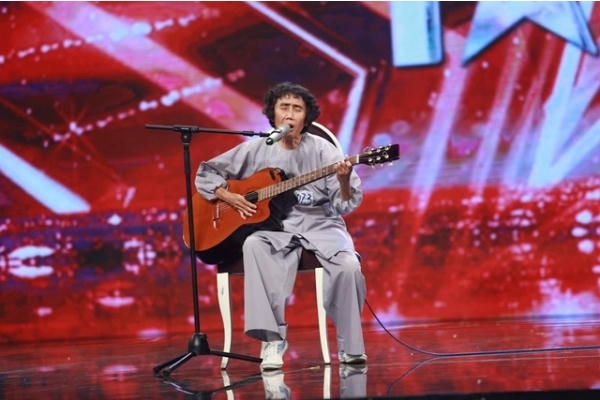 Phần trình diễn không có gì đặc sắc, nhưng với giọng ca mộc mạc, giản dị và những chia sẻ về cuộc sống của mình, cô đã chinh phục được trái tim của tất cả mọi người. Ảnh: internet.