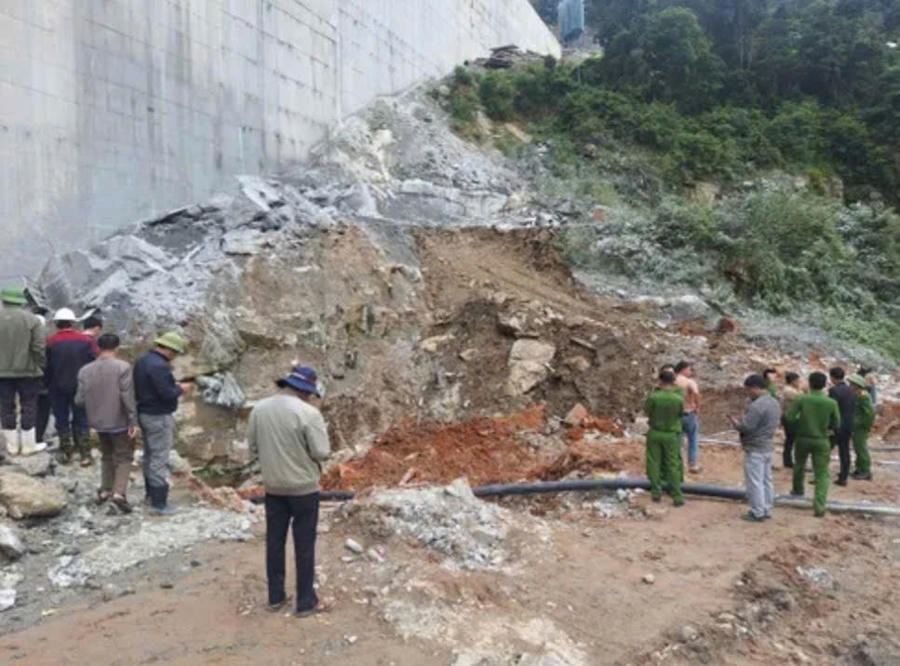 Đội ngũ cứu hộ hơn 100 người đến từ các cơ quan chức năng đã có mặt tại hiện trường để tham gia vào công tác tìm kiếm, xử lý, khắc phục hậu quả vụ tai nạn lao động. Ảnh: T.H