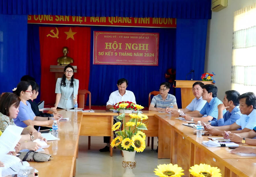 Bà Đỗ Thị Kim Dung - Phó Trưởng ban, Ban điều phối viện trợ nhân dân phát biểu tại buổi làm việc với Ban Quản lý dự án tại xã Khánh Tiến (huyện U Minh, tỉnh Cà Mau).