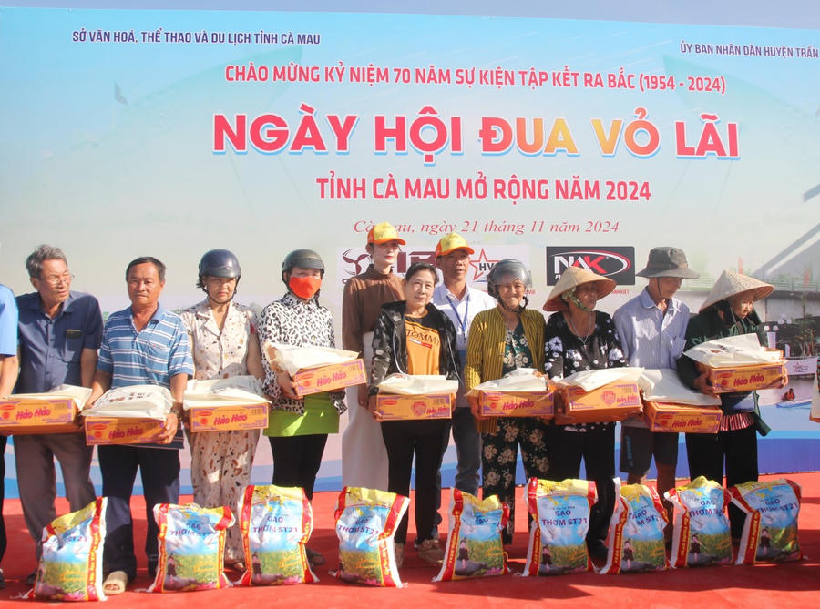 Công ty TNHH thương mại máy nổ Anh Kiệt trao 40 phần quà cho thân nhân Liệt sỹ, gia đình chính sách và hộ nghèo trên địa bàn thị trấn Sông Đốc, huyện Trần Văn Thời.