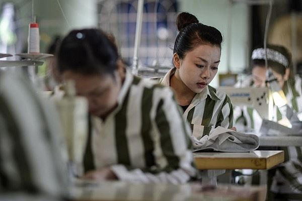 Được đào tạo bài bản về nghề may nên các phạm nhân luôn cố gắng cải tạo tốt để sớm quay trở lại tái hòa nhập cộng đồng. (Ảnh: Zing)