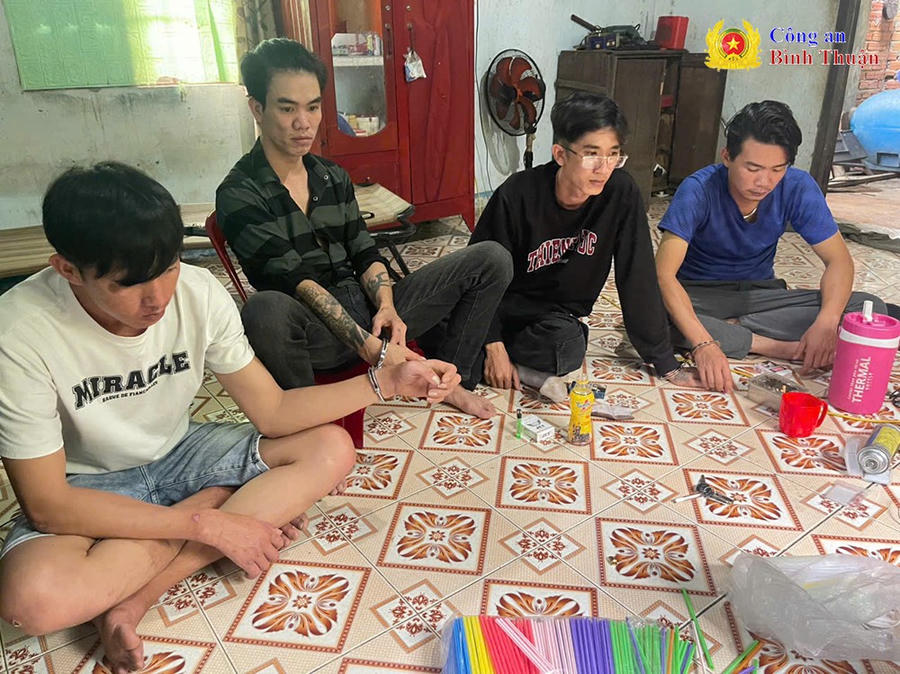 Các đối tượng tổ chức sử dụng trái phép chất ma túy tại hiện trường (Ảnh: Công an Bình Thuận).