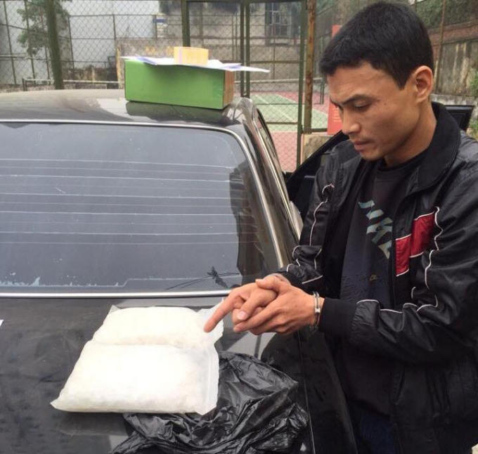 Đối tượng bị bắt giữ cùng với số tang vật.