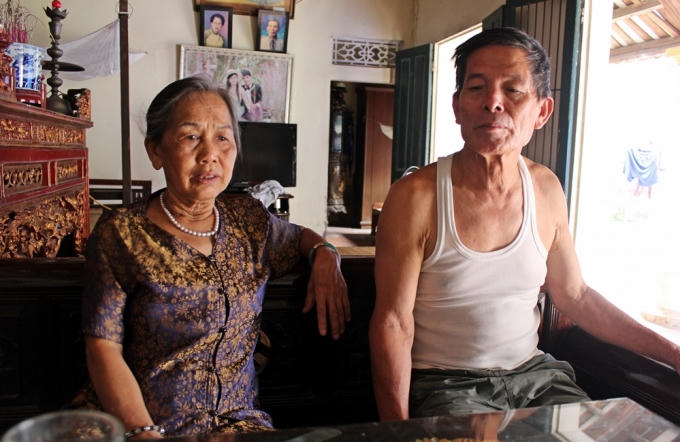 Ông Chuyện và bà Dung ngày ngày vẫn phải sống trong hàng vạn nỗi lo. (Ảnh: K.O)