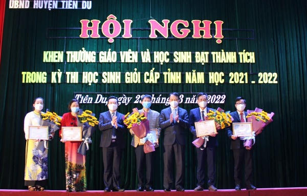 Lãnh đạo Huyện ủy – HĐND – UBND huyện trao phần thưởng cho tập thể nhà trường có học sinh đạt giải học sinh giỏi cấp tỉnh năm học 2021-2022.