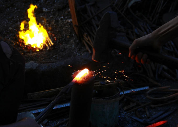 Công việc khá vất vả, chỉ người trong nghề mới hiểu. Phải tiếp xúc gần những thanh sắt nóng đỏ thường xuyên, cầm búa liên tục, bàn tay anh đã trở nên đã chai sạn, thô ráp.
