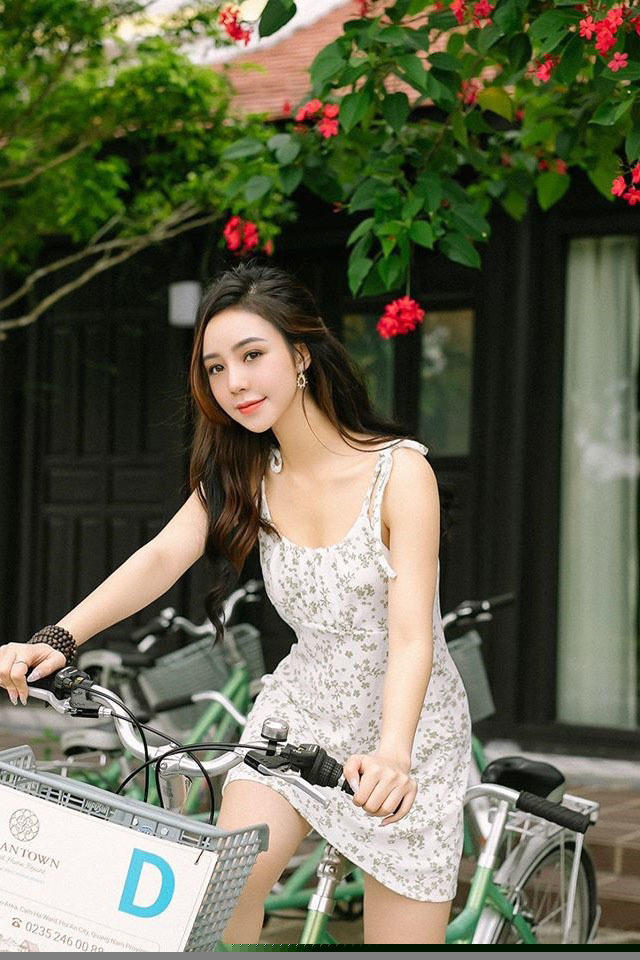 Thời trang điệu đà tôn sắc vóc nuột nà của Quỳnh Kool