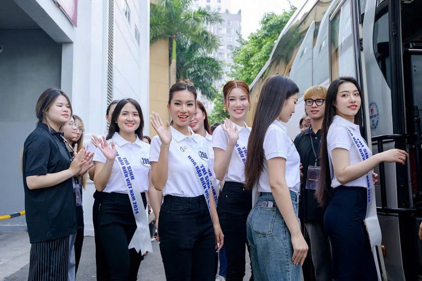 Thí sinh Hoa Hậu Biển Việt Nam 2024 di chuyển đến Bình Thuận.