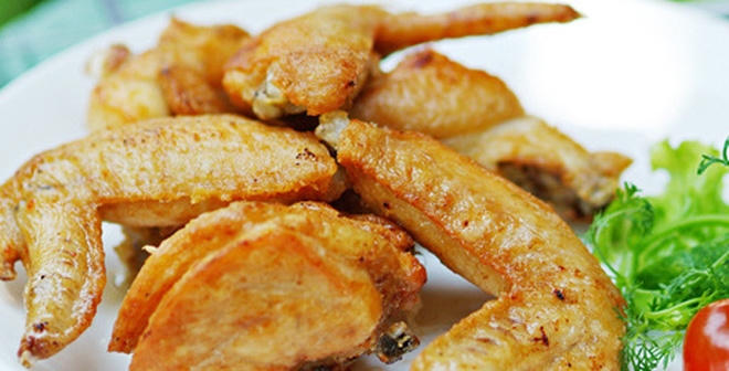 Ăn cánh gà thực chất chúng ta đang ăn chất béo của da. Ảnh: minh họa