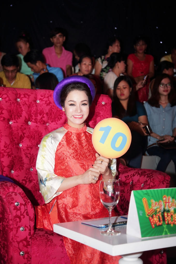 Việt Hương &ldquo;g&agrave;i độ&rdquo; Ch&iacute; T&agrave;i h&ocirc;n Băng Di