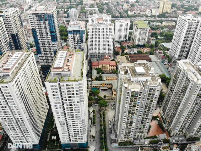 Các dự án chung cư hầu hết đường xây dựng sát mặt đường, cách nhau chỉ vài trăm mét. Giá các căn hộ ở đây cũng được chào bán đắt đỏ, trung bình từ 30-45 triệu đồng/ m2. 