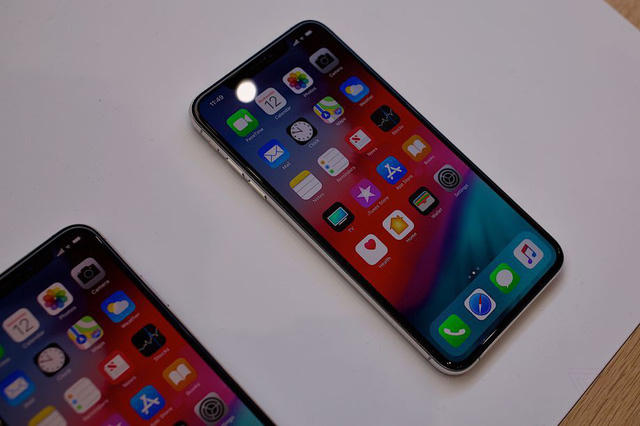 Cận cảnh bộ đ&ocirc;i iPhone XS v&agrave; XS Max mới ra mắt của Apple