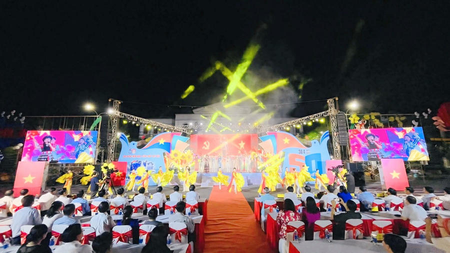 Chương trình nghệ thuật kỷ niệm 50 năm Ngày Giải phóng miền Nam, thống nhất đất nước được tổ chức hoành tráng tại Quảng trường Hùng Vương.
