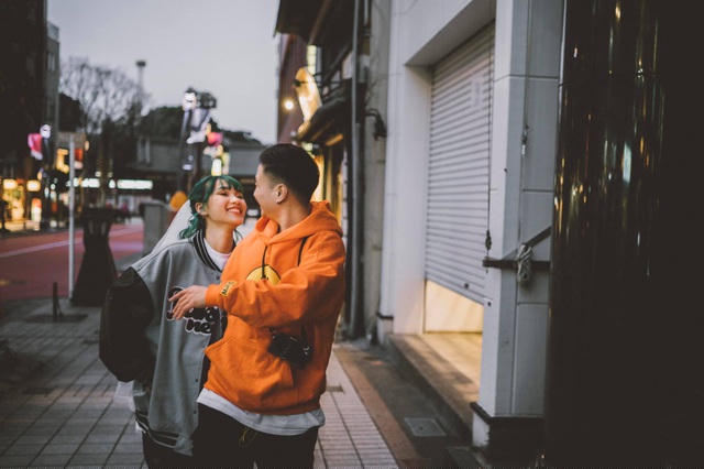 Khi bạn hẹn hò với một chàng trai kém tuổi, dường như bạn trở về là cô gái bé nhỏ năm ấy trong vòng tay anh. (Ảnh minh họa: Lê Thanh Hải)