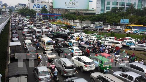 Kẹt xe đường Trường Sơn hướng từ sân bay ra vòng xoay Lăng Cha Cả. Ảnh: Hoàng Hải-TTXVN