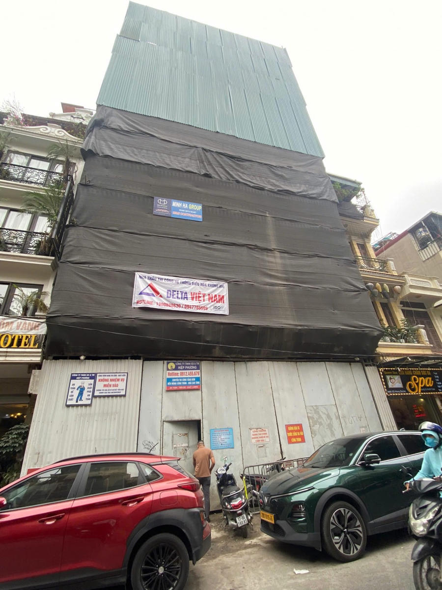 Trong quá trình xây dựng, công trình 57-59-61 phố Hàng Buồm (phường Hàng Buồm, quận Hoàn Kiếm, Hà Nội) đã làm ảnh hưởng 8 nhà xung quanh.