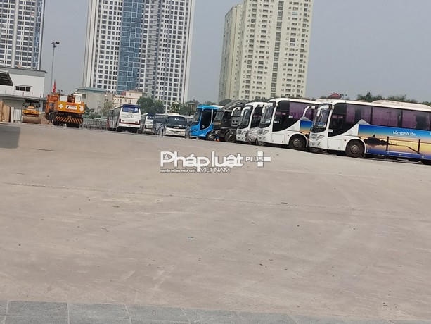 Bãi đất rộng hàng nghìn mét vuông được sử dụng để trông giữ và đỗ xe, với hàng traưm xe khách, xe đầu kéo lớn nhỏ.