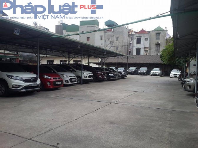 Đây là một khu đất khá rộng, hiện tại đang được sử dụng làm bãi trông giữ ô tô, xe máy.