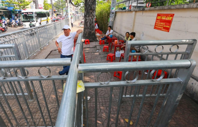 Bên trong vỉa hè nhếch nhác bởi hàng rong, dù có treo biển cấm buôn bán. "Mỗi khi trời nắng nóng mùi khai bốc lên ghê lắm, nhiều chỗ thì rác vứt tràn lan", chị Mai Lan (26 tuổi, quận 5) cho hay.