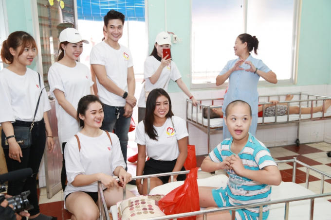 Hoa hậu Vy Nguyễn bay nửa v&ograve;ng tr&aacute;i đất để tặng qu&agrave; cho trẻ em mồ c&ocirc;i, khuyết tật