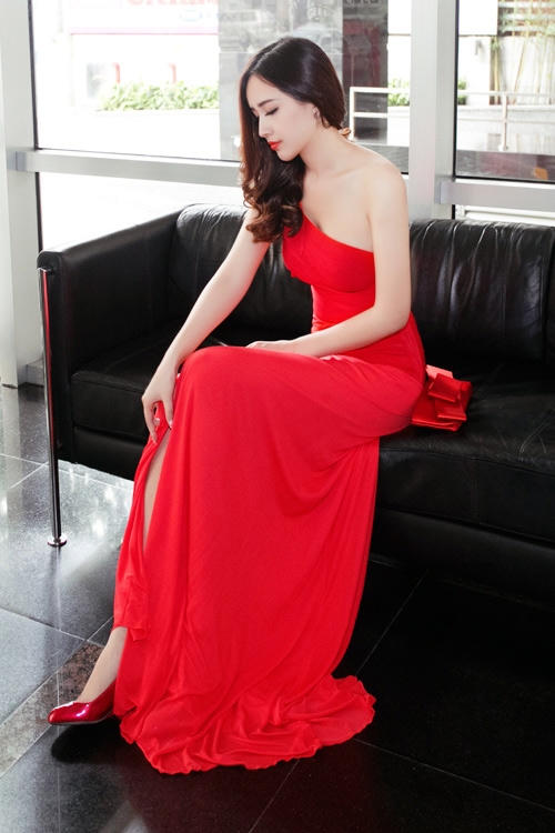 Mai Phương Th&uacute;y lu&ocirc;n lựa chọn những chiếc v&aacute;y c&oacute; độ sexy vừa phải, t&ocirc;n l&ecirc;n d&aacute;ng vẻ y&ecirc;u kiểu của m&igrave;nh. Ảnh: internet.