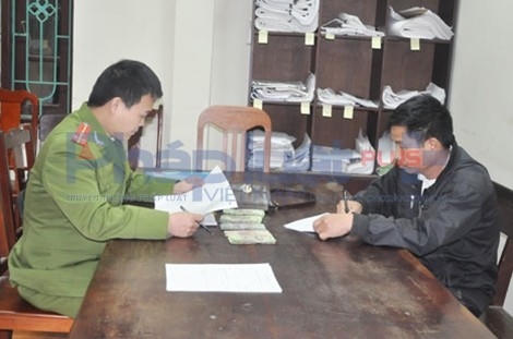 Đối tượng Lê Văn Thao cùng tang tại cơ quan điều tra.