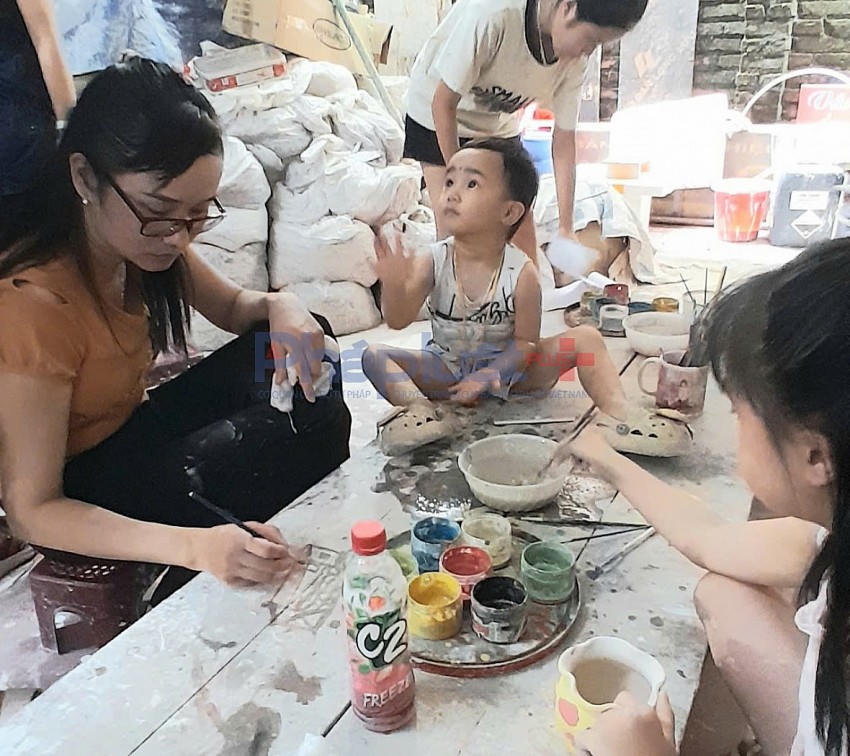 Đến với làng nghề Bát Tràng, du khách không chỉ tham quan, chiêm ngưỡng các tác phẩm từ gốm mà còn trải nghiệm làm gốm.