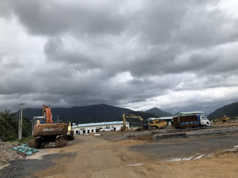 Nhiều máy móc hoạt động trong công trường dự án.