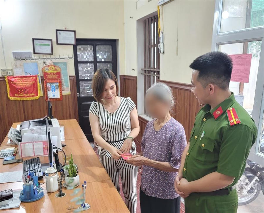 Công an xã kịp thời ngăn bà G chuyển tiền cho các đối tượng lừa đảo.