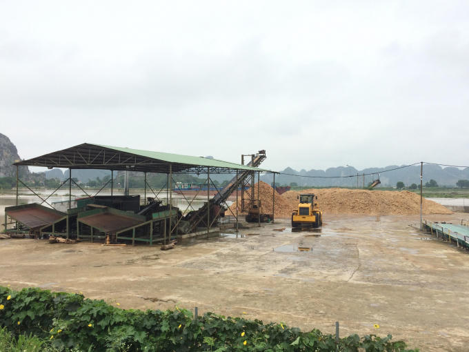 Khu vực nhà xưởng với các thiết bị máy móc đang hoạt động. Ảnh: Nguyệt Chi