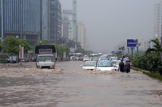 Khu vực xung quanh tòa nhà Keangnam (quận Cầu Giấy) thường xuyên ngập sâu sau mưa lớn. Ảnh: Quang Quyết/TTXVN