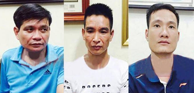 Đạt (bìa trái) cùng Hoàn (bìa phải) và Duy tại cơ quan công an.